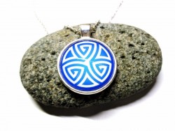 Collier argent, pendentif Triskell celtique moderne blanc sur bleu