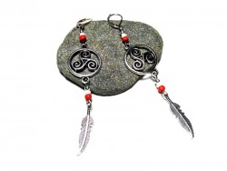 Boucles d'oreilles argent, pendentifs Triskell en cercle & Plume bijou celtique spirale paganisme celte amulette druide