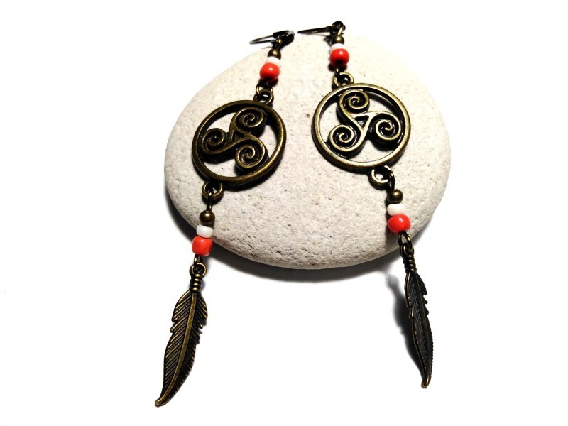 Boucles d'oreilles bronze, pendentifs Triskell en cercle & Plume bijou celtique spirale paganisme celte amulette druide