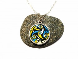 Collier argent, pendentif spirale celtique Lindisfarne blanc, jaune & bleu