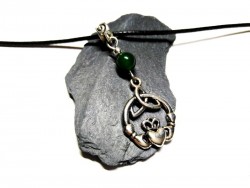 Collier noir pendentif argent Claddagh avec triquètre & jade bijou celtique Irlande & lithothérapie chakra Anahata