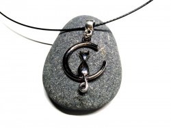 Collier et pendentif chat sur croissant de lune : un porte-bonheur poétique qui lie la sagesse du chat à la lueur de l'astre.