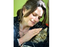 Modèle Aylin Photographe Alain Pengrech boucles d'oreilles lune wicca opalite collier chat bijou lithothérapie