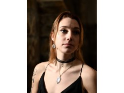 Modèle Célenna Photographe Pete Mitchell collier et boucles d'oreilles blanc nacré bijoux gothiques lithothérapie