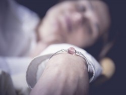 Modèle Aylin Photographe Stéphane Faraut collier boucles d'oreilles bracelet quartz cerise bijou lithothérapie