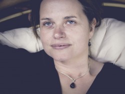 Modèle Aylin Photographe Stéphane Faraut collier boucles d'oreilles obsidienne bijou lithothérapie