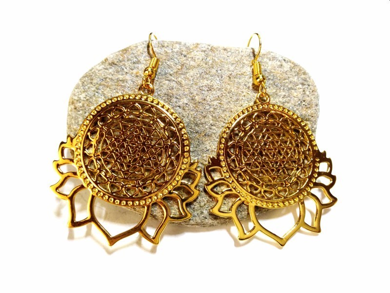 Boucles d'oreilles or, pendentifs Sri Yantra & Pétales de Lotus bijou Hindouisme méditation harmonie yoga Inde bohème Boucles d'oreilles or, pendentifs Sri Yantra & Pétales de Lotus bijou Hindouisme méditation harmonie yoga Inde bohème