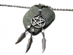La douceur de la howlite naturelle s'associe à ce pendentif attrape-rêves au pentagramme pour sérénité et protection.