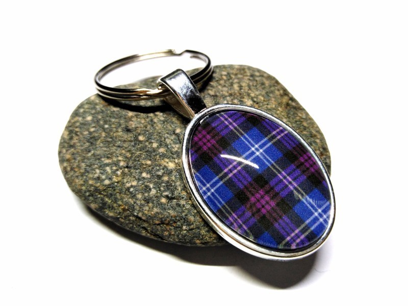 Porte-clés argent Tartan Heritage of Scotland violet & bleu bijou tartans accessoire Écosse kilt écossais cornemuse