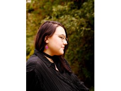 Modèle Julia Photographe Pete Mitchell collier boucles d'oreilles gothique victorien fuchsia violet rose