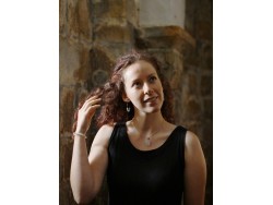 Modèle Lucie Photographe Pete Mitchell collier boucles d'oreilles bracelet opalite lithothérapie robe noire