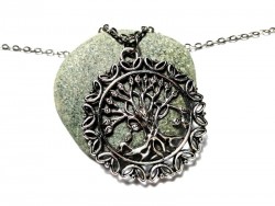 Arbre de vie en grand pendentif argenté sur un long sautoir féminin, un bijou pour layering bohème structuré