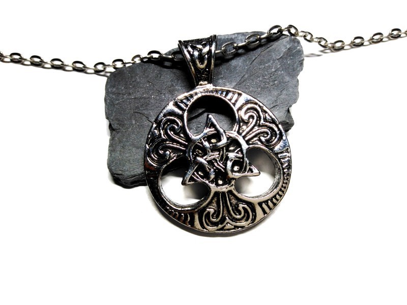 Collier grosse chaîne, pendentif Nœud de la Trinité et rinceaux, métal argent, bijou celtique par La Blanche Hermine