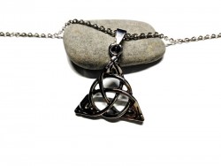 Collier petite chaîne, pendentif Nœud de la Trinité strié, métal argenté, bijou celtique pour femme par La Blanche Hermine