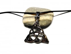 Collier cordon noir, pendentif Nœud de la Trinité strié, métal argenté, bijou celtique unisexe par La Blanche Hermine