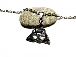 Collier grosse chaîne, pendentif Nœud de la Trinité strié, métal argenté, bijou celtique pour homme par La Blanche Hermine
