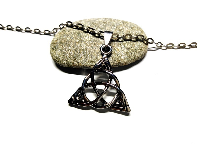 Collier grosse chaîne, pendentif Nœud de la Trinité strié, métal argenté, bijou celtique pour homme par La Blanche Hermine
