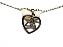 Collier petite chaîne, pendentif Triquètre en cœur, métal argenté, bijou féminin celtique par La Blanche Hermine
