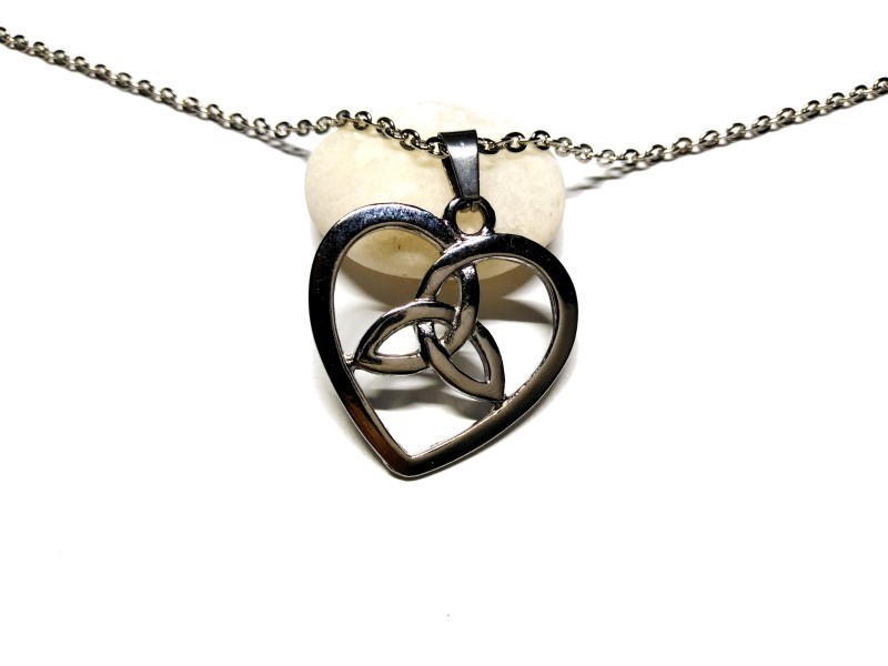 Collier petite chaîne, pendentif Triquètre en cœur, métal argenté, bijou féminin celtique par La Blanche Hermine