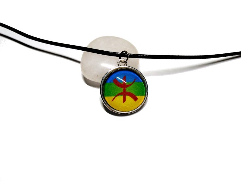 Pendentif drapeau amazigh sur cordon coton noir pour une visibilité optimale de vos couleurs ancestrales.