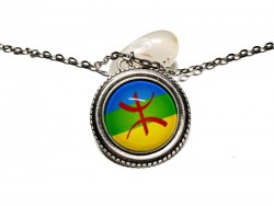 Collier avec pendentif drapeau amazigh, une touche d'esthétisme pur pour célébrer l'union des cultures berbères.