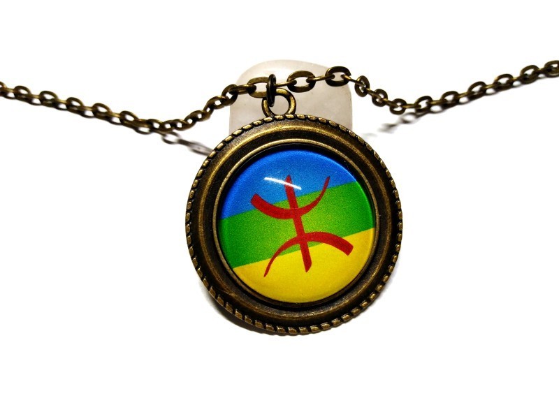 Collier et pendentif bronze drapeau berbère et son Yaz rouge, un talisman protecteur à garder près de son cœur.