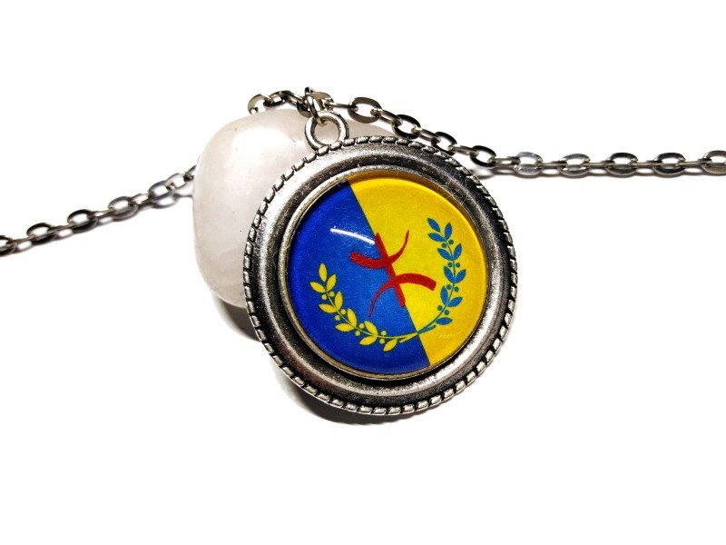 Collier pendentif drapeau kabyle orné du Yaz central, un bijou identitaire aux finitions soignées et au brillant argenté.