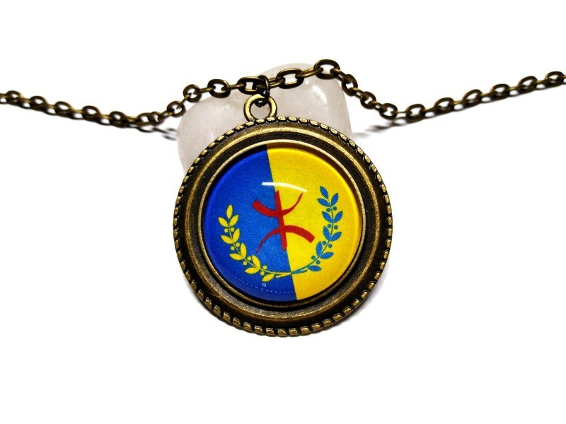 Collier et pendentif bronze drapeau kabyle rond et moderne, l'élégance discrète d'un peuple résolument libre.