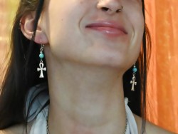 Boucles d'oreilles Argent Croix de vie & Turquoise bijou Égypte & lithothérapie Modèle Yael Photographe Pete Mitchell