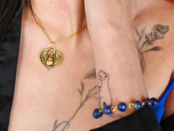 Bracelet Or Lapis lazuli bijou lithothérapie Égypte ancienne Modèle Yael Photographe Pete Mitchell