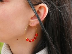 Boucles d'oreilles Or Agate rouge bijou lithothérapie pierre semi-précieuse 1er chakra Modèle Yael Photographe Pete Mitchell