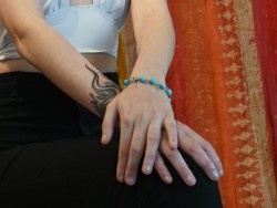 Bracelet ajustable Argent Howlite Turquoise bijou lithothérapie pierre semi-précieuse Modèle Yael Photographe Pete Mitchell