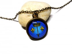 Pendentif bronze blason de Jeanne d'Arc : épée et fleurs de lys. Portez l'héritage d'une lignée royale et sacrée.