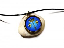 Médaille bronze patiné sous cabochon de verre, motif fleurs de lys. Un symbole de fidélité historique à choisir pour son sens.