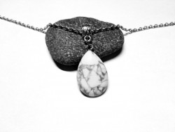 Collier argent pendentif Howlite bijou lithothérapie 7ème chakra couronne Sahasrara équilibre calme détente concentration