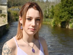 Necklace linkchain Silver Violet Lilac gothic jewel Model Célenna Photographer Pete Mitchell