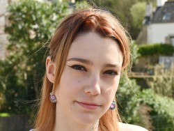 Boucles d'oreilles Argent Violet Lilas bijou gothique pour femme Modèle Célenna Photographe Pete Mitchell