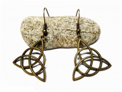 Boucles d'oreilles bronze crochets, pendentifs Nœud de la Trinité fin, bijou celtique par La Blanche Hermine