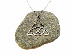 Collier petite chaîne, pendentif Nœud de la Trinité fin, métal argenté, bijou celtique par la Blanche Hermine