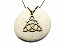 Collier petite chaîne, pendentif Nœud de la Trinité fin, métal bronze, bijou celtique par la Blanche Hermine