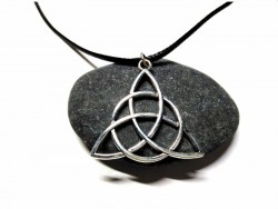Collier cordon noir, pendentif Nœud de la Trinité fin, métal argenté, bijou celtique par la Blanche Hermine