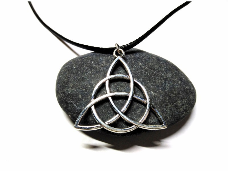 Collier cordon noir, pendentif Nœud de la Trinité fin, métal argenté, bijou celtique par la Blanche Hermine