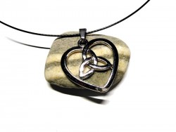 Collier fil noir, pendentif Triquètre en cœur, métal argenté, bijou féminin celtique par La Blanche Hermine