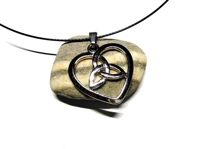 Collier fil noir, pendentif Triquètre en cœur, métal argenté, bijou féminin celtique par La Blanche Hermine