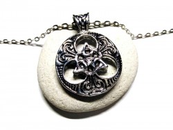 Pendentif argenté Nœud de la Trinité d'inspiration picte sur sa chaîne, un bijou panceltique d'identité et de tradition