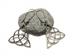 Boucles d'oreilles créoles longues, pendentifs argentés Nœud de la Trinité fin, bijou celte par La Blanche Hermine