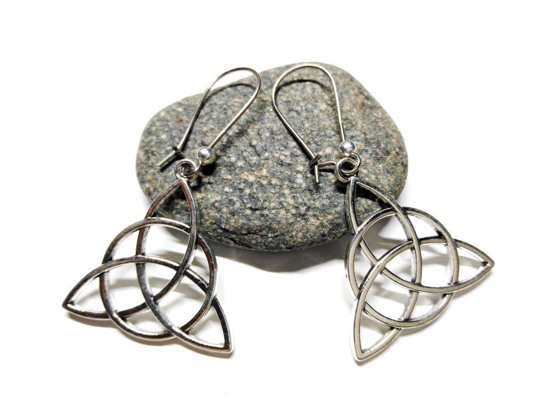 Boucles d'oreilles créoles longues, pendentifs argentés Nœud de la Trinité fin, bijou celte par La Blanche Hermine