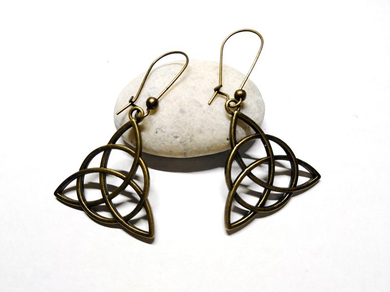 Boucles d'oreilles créoles longues, pendentifs bronze Nœud de la Trinité fin, bijou celte par La Blanche Hermine
