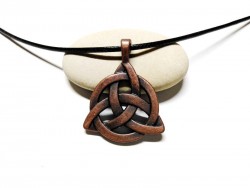 Le Nœud de la Trinité : une silhouette magique pour un impact visuel maximal, un bijou celtique à porter au quotidien