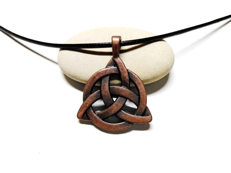 Le Nœud de la Trinité : une silhouette magique pour un impact visuel maximal, un bijou celtique à porter au quotidien